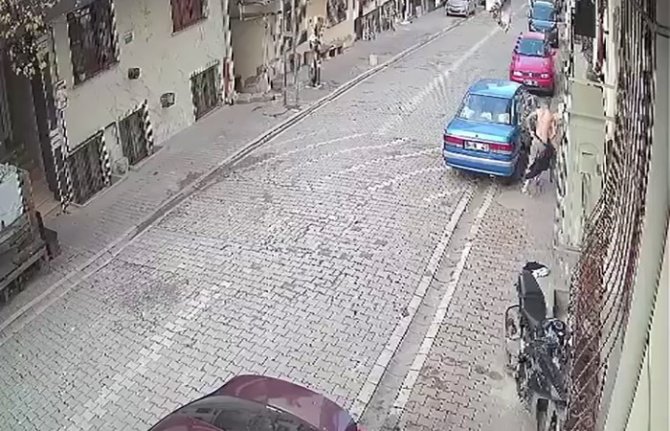 İ̇nternetten Tanıştığı Engelli Gencin Evine Gitti, Aileye Yakalanınca Yarı Çıplak Halde Kaçtı