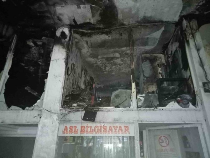 1 Buçuk Milyon Lira Değerindeki Bilgisayar Malzemesi Yangında Küle Döndü