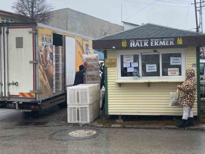 Başkentte Hayırsever Vatandaş Halk Ekmek Büfesinde Bin Ekmek Dağıttırdı