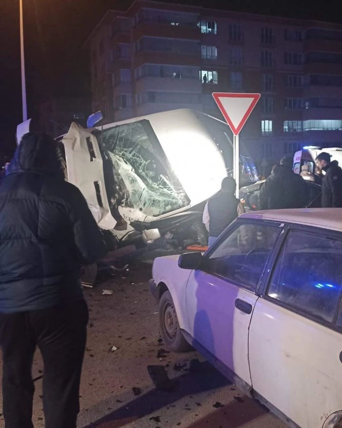 Ankara’da Servis Aracıyla Otomobil Çarpıştı: 7 Yaralı