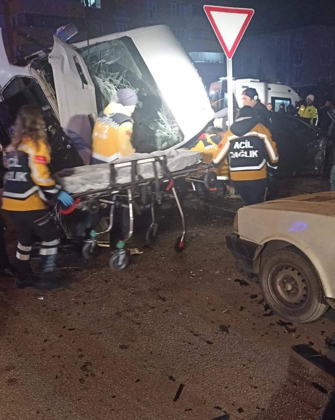 Ankara’da Servis Aracıyla Otomobil Çarpıştı: 7 Yaralı