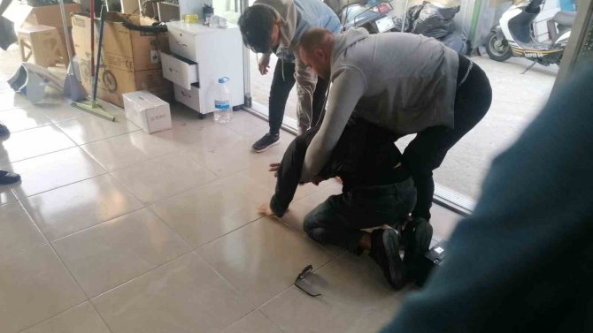 Motosiklet Tamircisi, Hırsızı Üzerine Atlayıp Yere Yatırarak Yakaladı