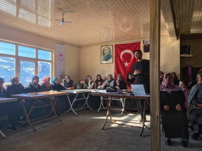 Ardahanlı Kadın Çiftçilere "Buzağı Bakımı" Eğitimi