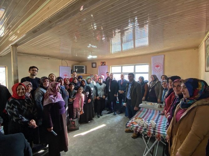 Ardahanlı Kadın Çiftçilere "Buzağı Bakımı" Eğitimi