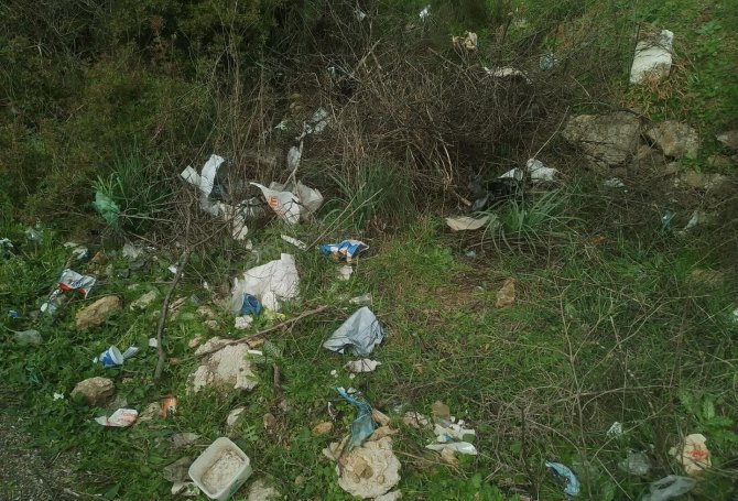 Belediye’den Uyarı “Yol Kenarlarına Küçükte Olsa Çöp Atmayın”