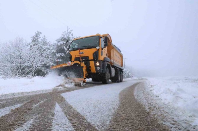 Başiskele’nin Yüksek Kesimlerinde Karla Mücadele Başladı