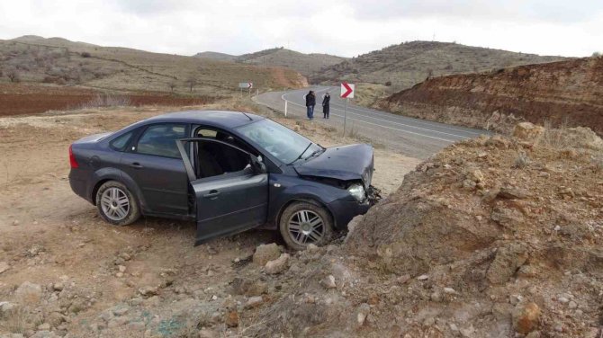 Kontrolden Çıkan Otomobil, Taş Kütlesine Çarparak Durabildi: 2 Yaralı