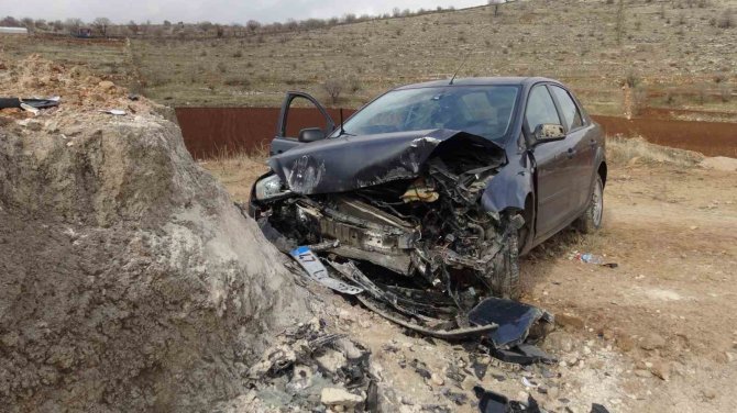 Kontrolden Çıkan Otomobil, Taş Kütlesine Çarparak Durabildi: 2 Yaralı