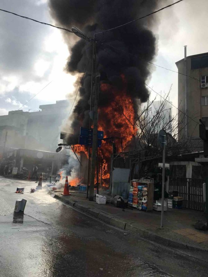 Beykoz’da Ayakkabı Mağazası Alev Alev Yandı