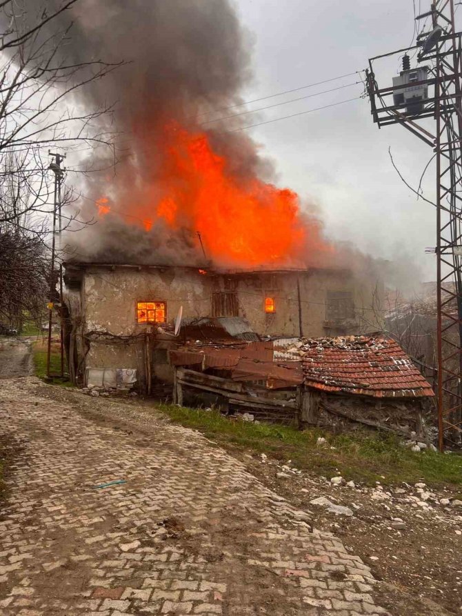 Bilecik’te Ahşap Ev Çıkan Yangında Kül Oldu