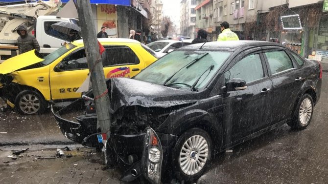 Bingöl’de Trafik Kazası: 3 Yaralı