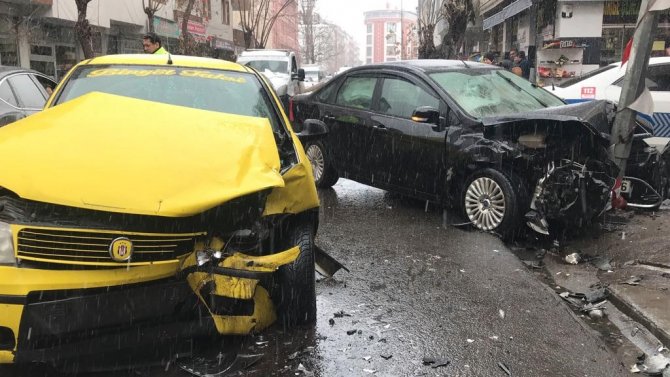 Bingöl’de Trafik Kazası: 3 Yaralı