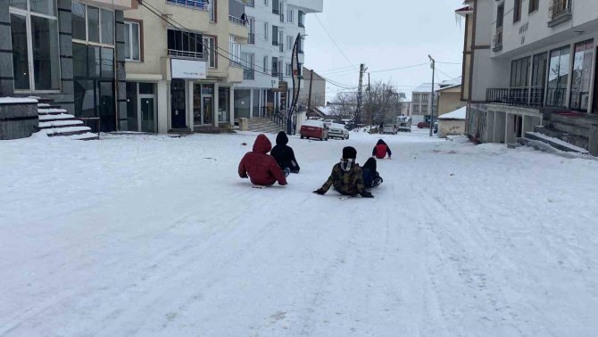 Karlıova’da Beklenen Karın Yağması En Çok Çocukları Sevindirdi