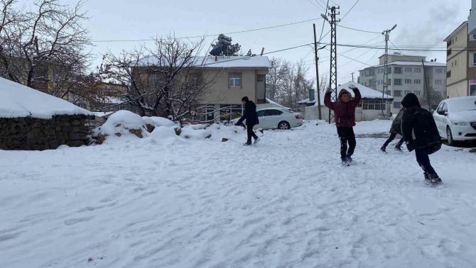 Karlıova’da Beklenen Karın Yağması En Çok Çocukları Sevindirdi