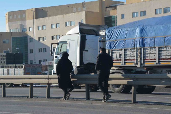 Yaya Geçidi Olmayan Kara Yolunda Yayalar Ölümle Burun Buruna Kalıyor