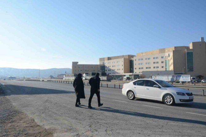Yaya Geçidi Olmayan Kara Yolunda Yayalar Ölümle Burun Buruna Kalıyor