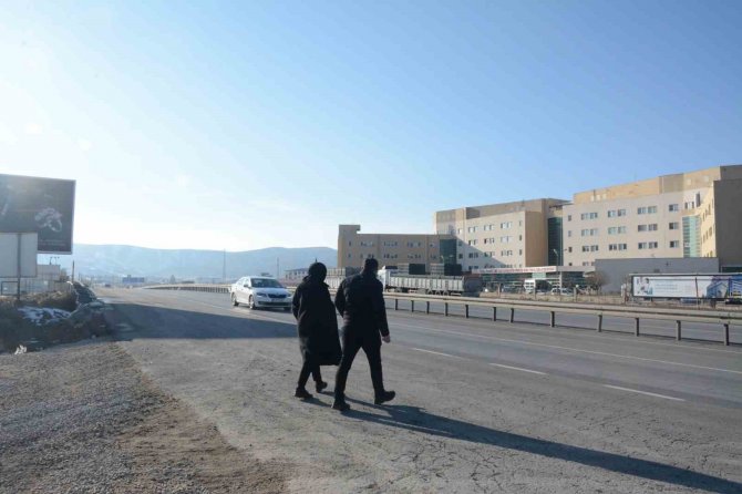 Yaya Geçidi Olmayan Kara Yolunda Yayalar Ölümle Burun Buruna Kalıyor