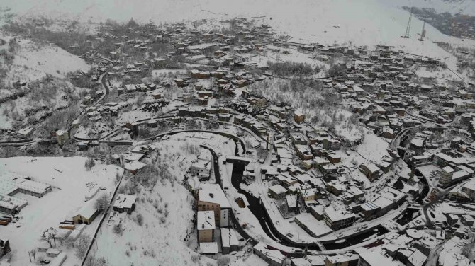 Tek Katlı Evler Kara Gömüldü