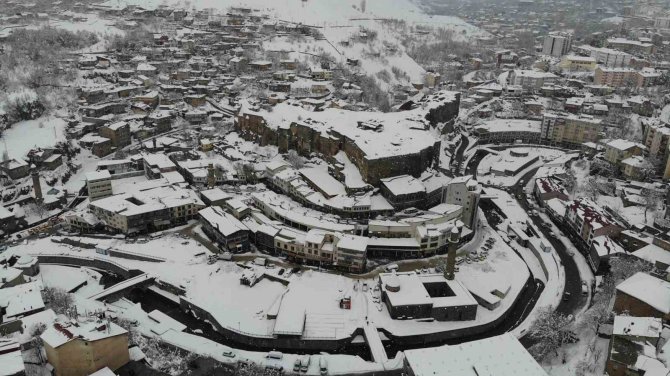 Tek Katlı Evler Kara Gömüldü