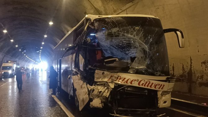 Bolu Dağı Tüneli’nde 4 Aracın Karıştığı Zincirleme Kaza: 1 Ölü
