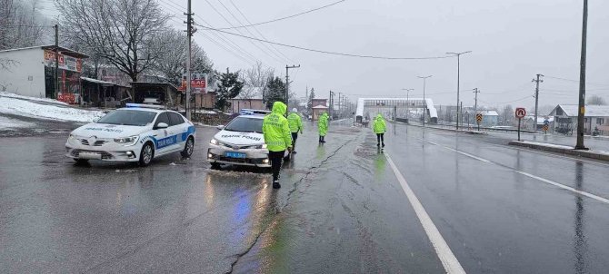 Kar Yağışı Polisi Harekete Geçirdi