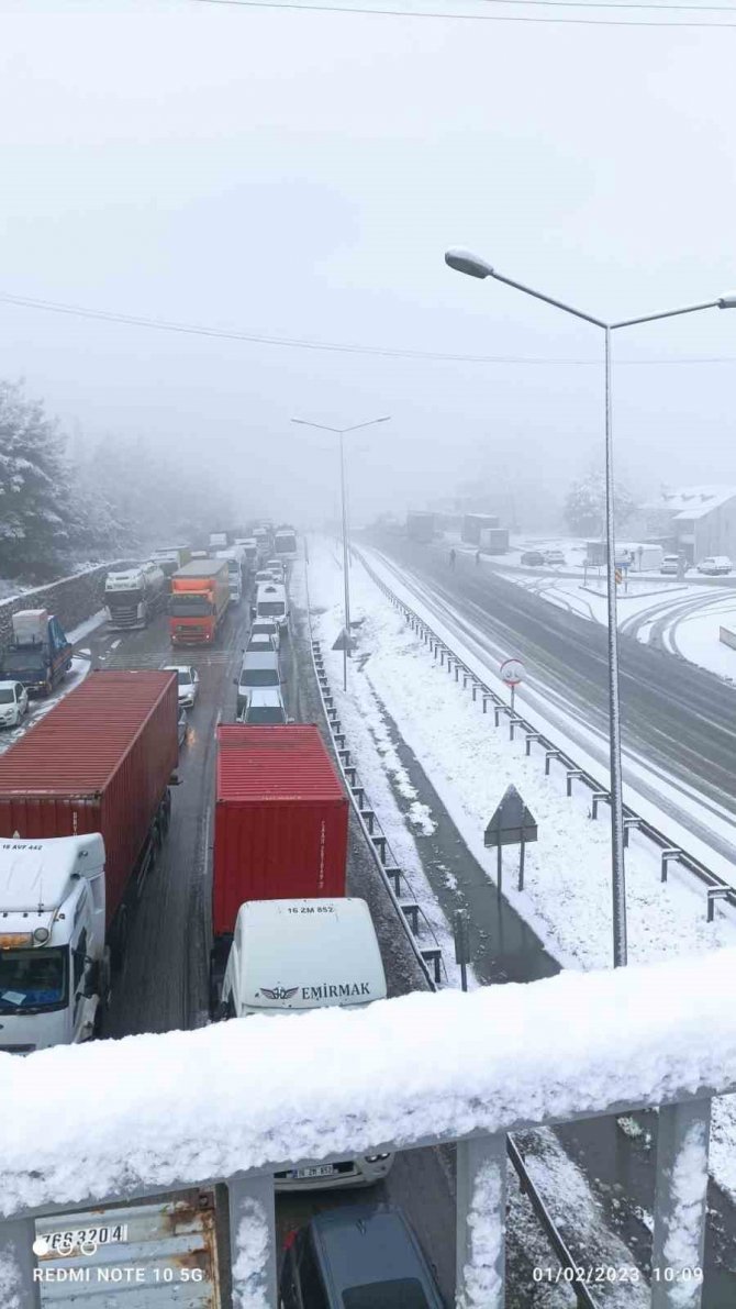 Karda Kayan Araçlar İ̇stanbul Yolunu Trafiğe Kapattı