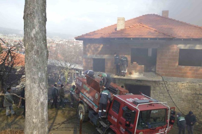 2 Katlı Ev, Yangın Sonucu Kullanılamaz Hale Geldi