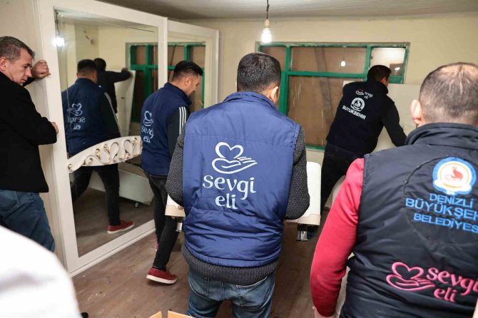 Kış Günü Evsiz Kalan Aileye Sevgi Elini Uzattılar