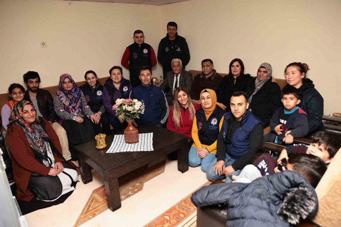 Kış Günü Evsiz Kalan Aileye Sevgi Elini Uzattılar