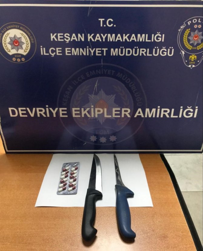 Polis Üç Kişiyi Durdurdu, Üçünden De Bıçak Çıktı