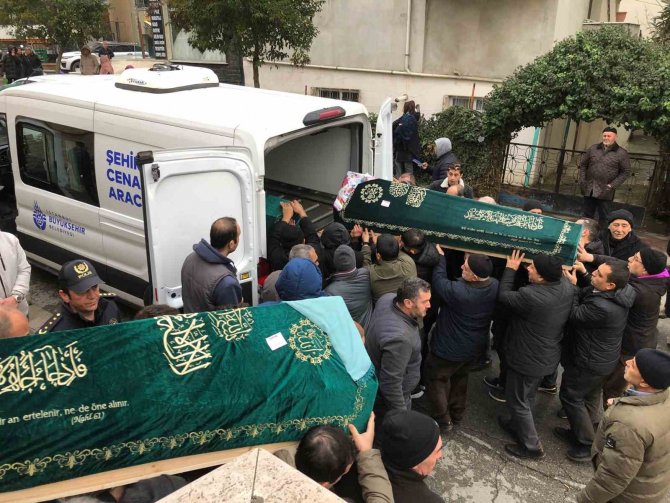 Kartal’da Evlerinde Ölü Bulunan Anne Ve İki Kızı Toprağa Verildi