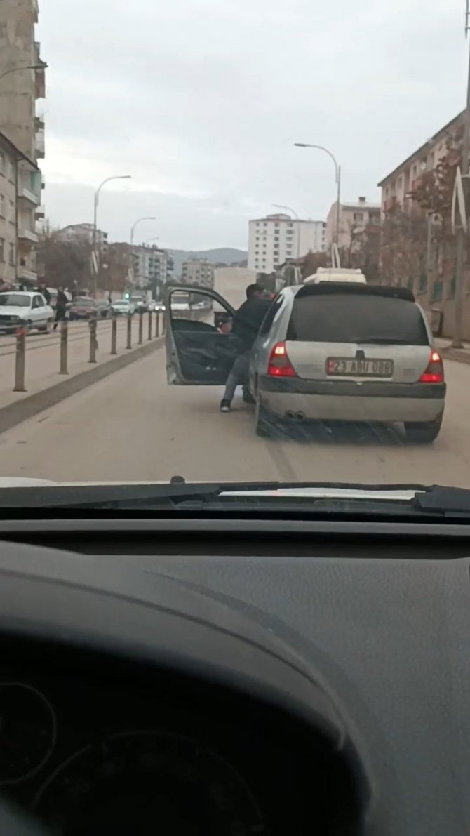 Elazığ’da Akıl Almaz Olay: Seyir Halindeki Aracın Sürücüsünü Darp Etti