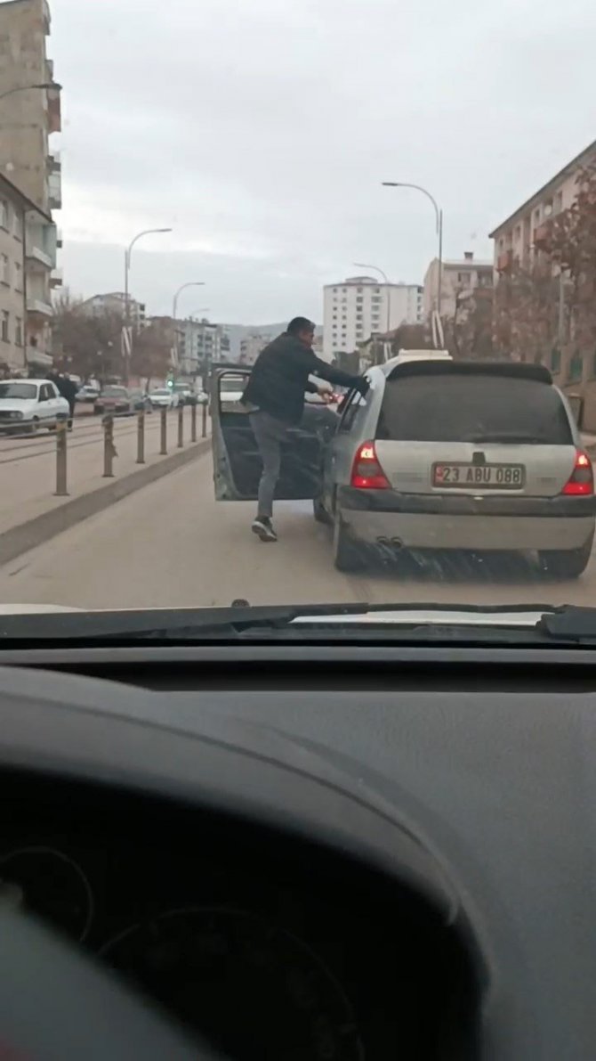 Elazığ’da Akıl Almaz Olay: Seyir Halindeki Aracın Sürücüsünü Darp Etti