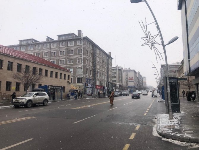 Erzurum’da Kar Yağışı Etkili Oluyor