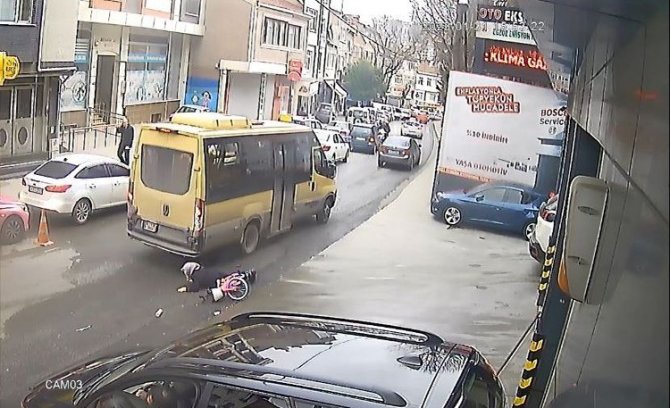 Eyüpsultan’da Dengesini Kaybeden Kadın Minibüsün Altında Kalmaktan Son Anda Kurtuldu
