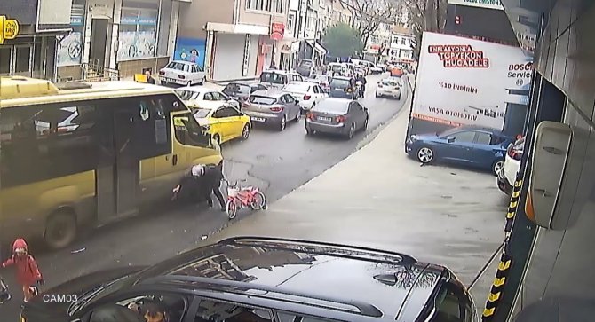 Eyüpsultan’da Dengesini Kaybeden Kadın Minibüsün Altında Kalmaktan Son Anda Kurtuldu
