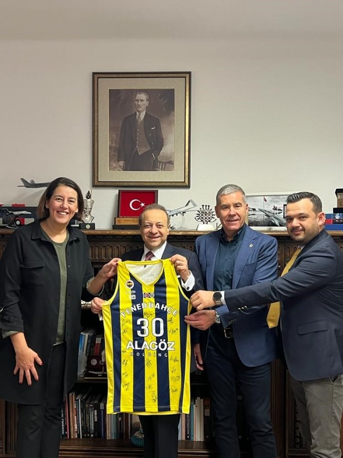 Egemen Bağış, Prag’da Fenerbahçe’yi Yalnız Bırakmadı