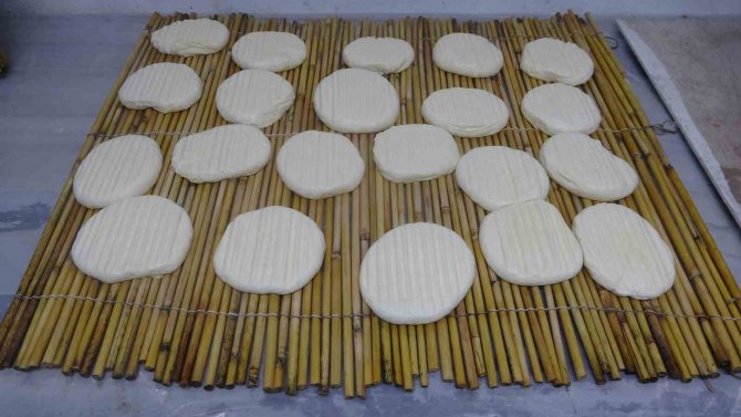 Gelin Kaynana El Ele Verdi, Peynir Üretip Satıyorlar