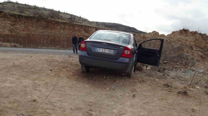 Kontrolden Çıkan Otomobil, Taş Kütlesine Çarparak Durabildi: 2 Yaralı