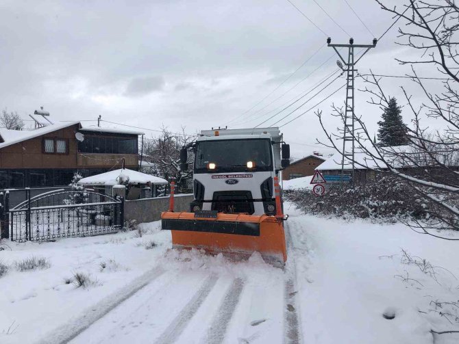 İ̇negöl’de Karla Kaplanan Yollara Anında Müdahale