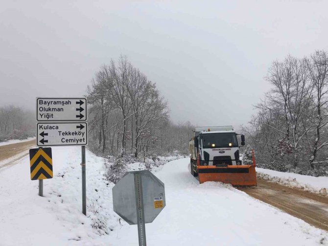 İ̇negöl’de Karla Kaplanan Yollara Anında Müdahale