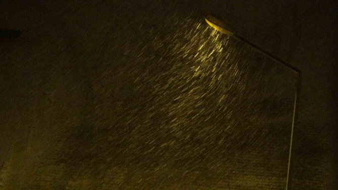 Yüksekova’da Kar Yağışı Her Yeri Beyaza Bürüdü