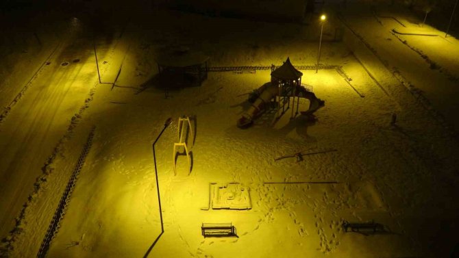 Yüksekova’da Kar Yağışı Her Yeri Beyaza Bürüdü