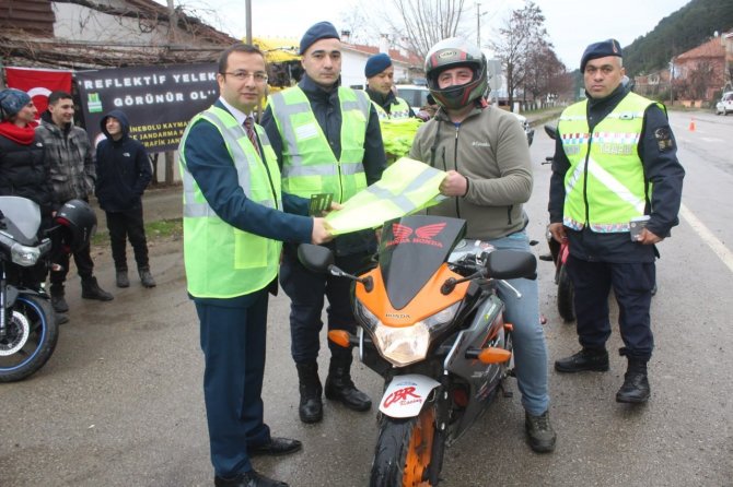 Motosiklet Ve Bisiklet Sürücülerine Reflektif Yelek Dağıtıldı