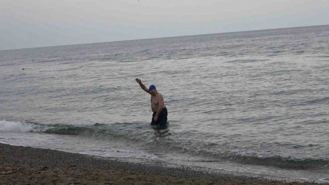 77’lik Adem Dede, 3 Derecelik Havada Buz Gibi Suda Kulaç Atıyor