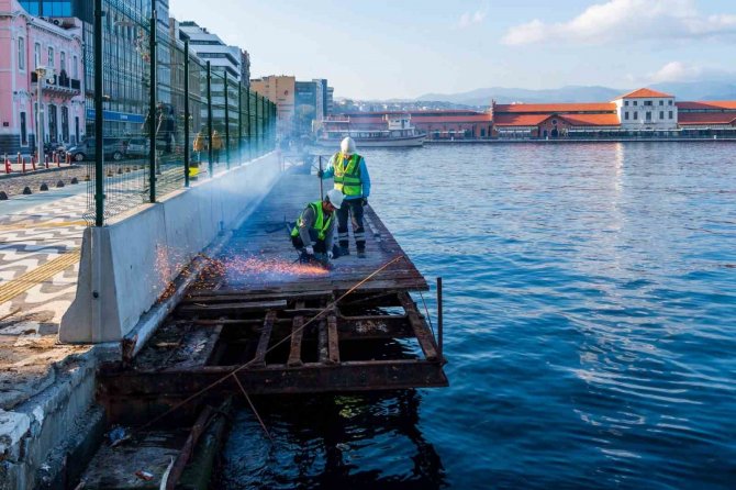 Konak’taki Çürüyen Seyir Terasları Sökülüyor
