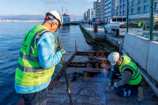 Konak’taki Çürüyen Seyir Terasları Sökülüyor