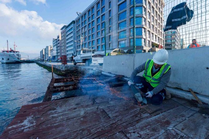 Konak’taki Çürüyen Seyir Terasları Sökülüyor