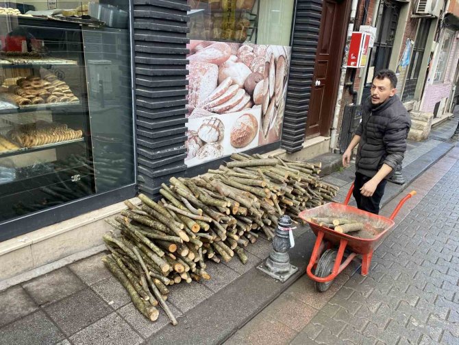 Kadıköy’de Kaldırımları İşgal Eden Motosikletlere ’Kente Karşı Suçtur’ Yazılı Etiket Asıldı