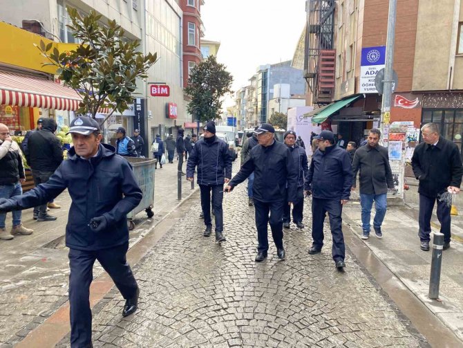 Kadıköy’de Kaldırımları İşgal Eden Motosikletlere ’Kente Karşı Suçtur’ Yazılı Etiket Asıldı